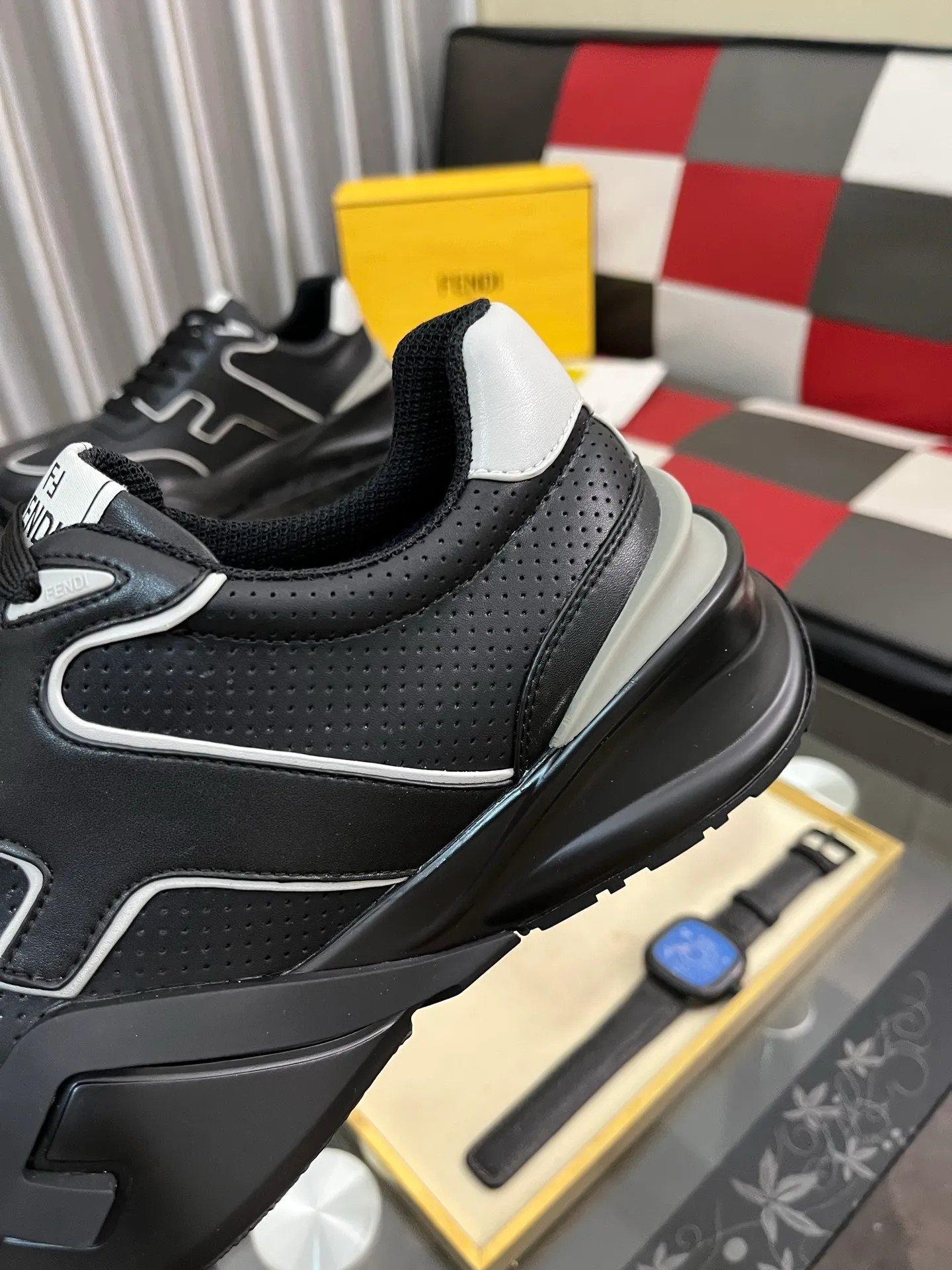 Men's men's shoes 💰560⌚️⌚️FENDI.•FENDI unique modern style sneakers. Counter purchasing🏃casual shoes😍😍 Original breathable fly-knit mesh imported from Italy (refuses to discolor and abrade feet) soles: Original soles specially provided by the original factory, super cool😍 French lazy style design ⚠️ Original quality, super comfortable and wear-resistant original soles. Code number: 38-442️⃣Colors available
